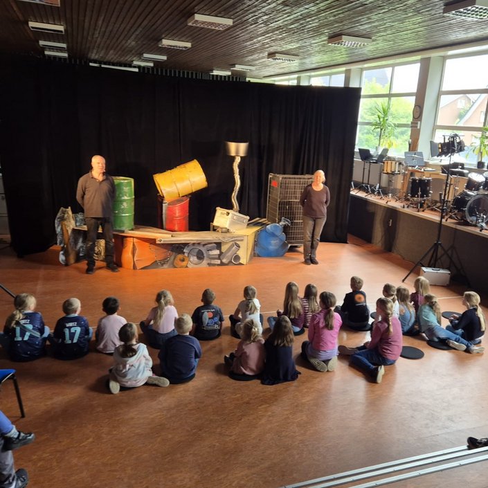 🎭 Mit dem Theaterstück „Wer hat der hat“ besuchte gestern das Figurentheater @hillepuppille unseren Swinging Pool 🎭... 🎭 Mit dem Theaterstück „Wer hat der hat“ besuchte gestern das Figurentheater @hillepuppille unseren Swinging Pool 🎭...